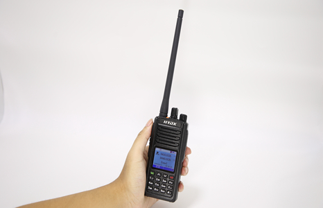 Quais são as especialidades dos walkie-talkies de modo duplo e banda dupla?