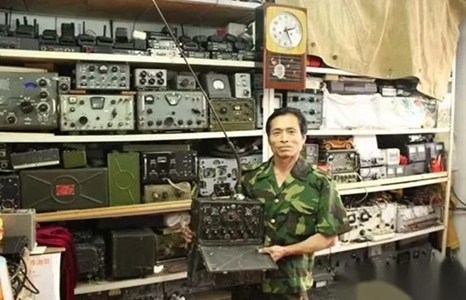 Um homem de Jilin China gasta 200.000 yuans para coletar 200 rádios
